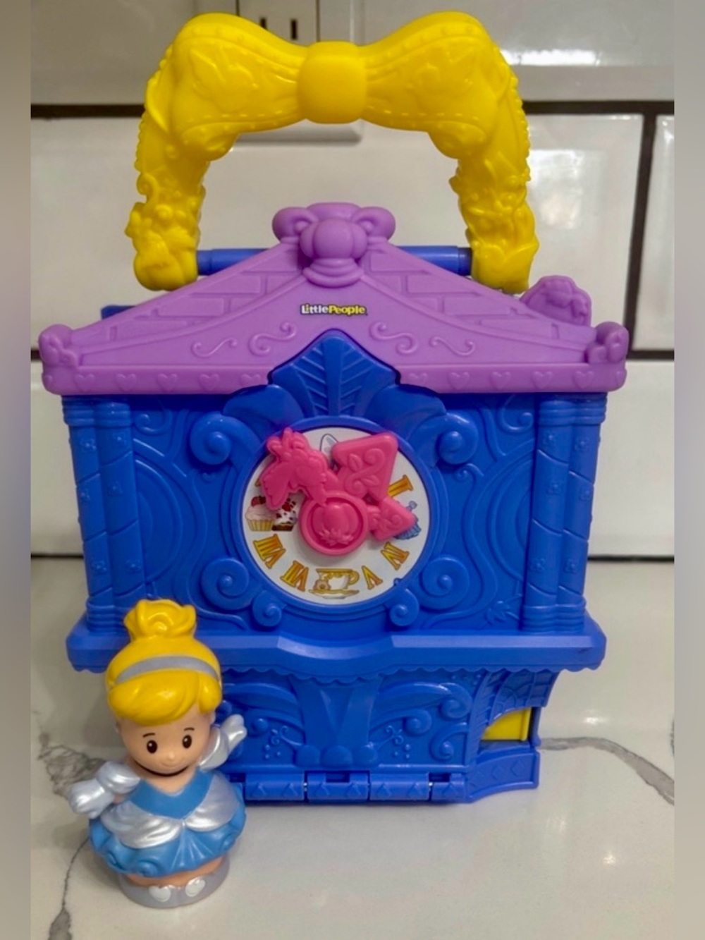 FISHER-PRICE - LITTLE PEOPLE CINDERELLA FOLD N GO PLAYSET WITH TALKER CINDERELLA